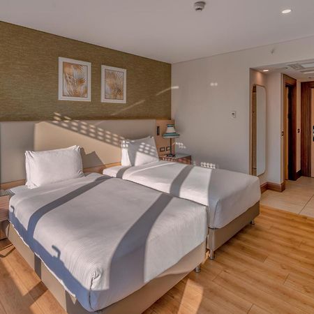 Doubletree By Hilton Antalya City Centre Ngoại thất bức ảnh A room at the hotel