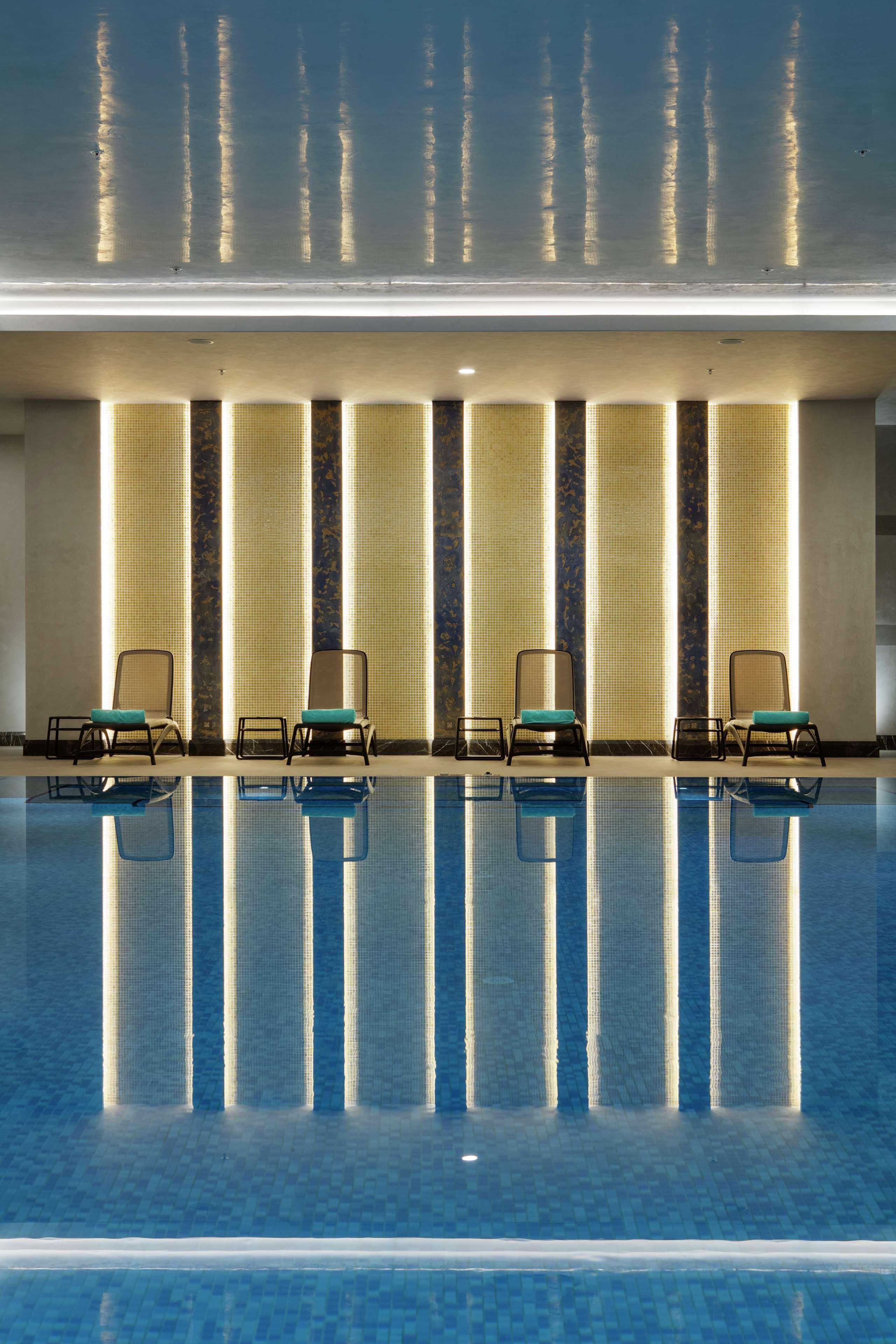 Doubletree By Hilton Antalya City Centre Ngoại thất bức ảnh The swimming pool at the hotel
