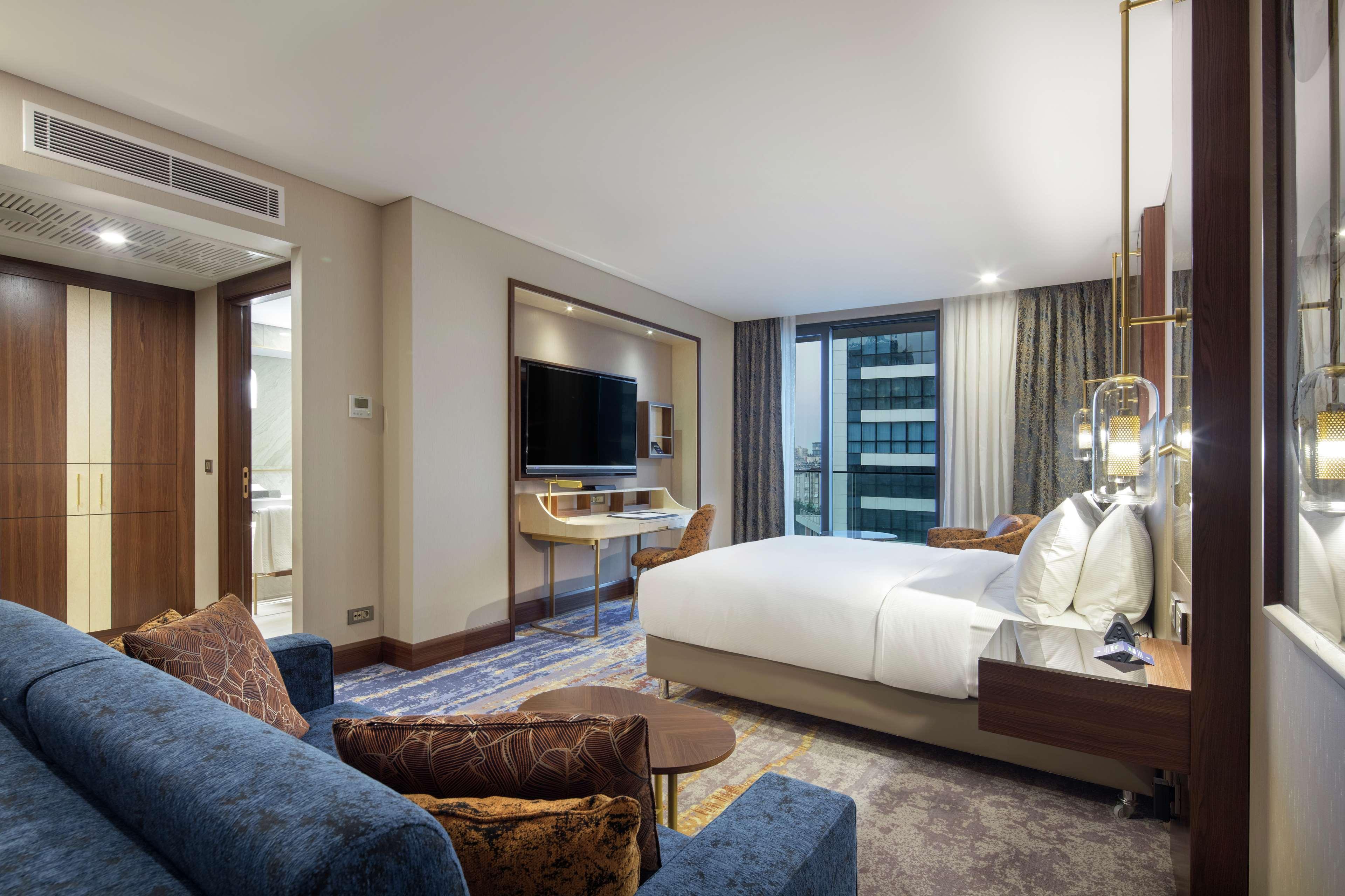 Doubletree By Hilton Antalya City Centre Ngoại thất bức ảnh A suite at the hotel