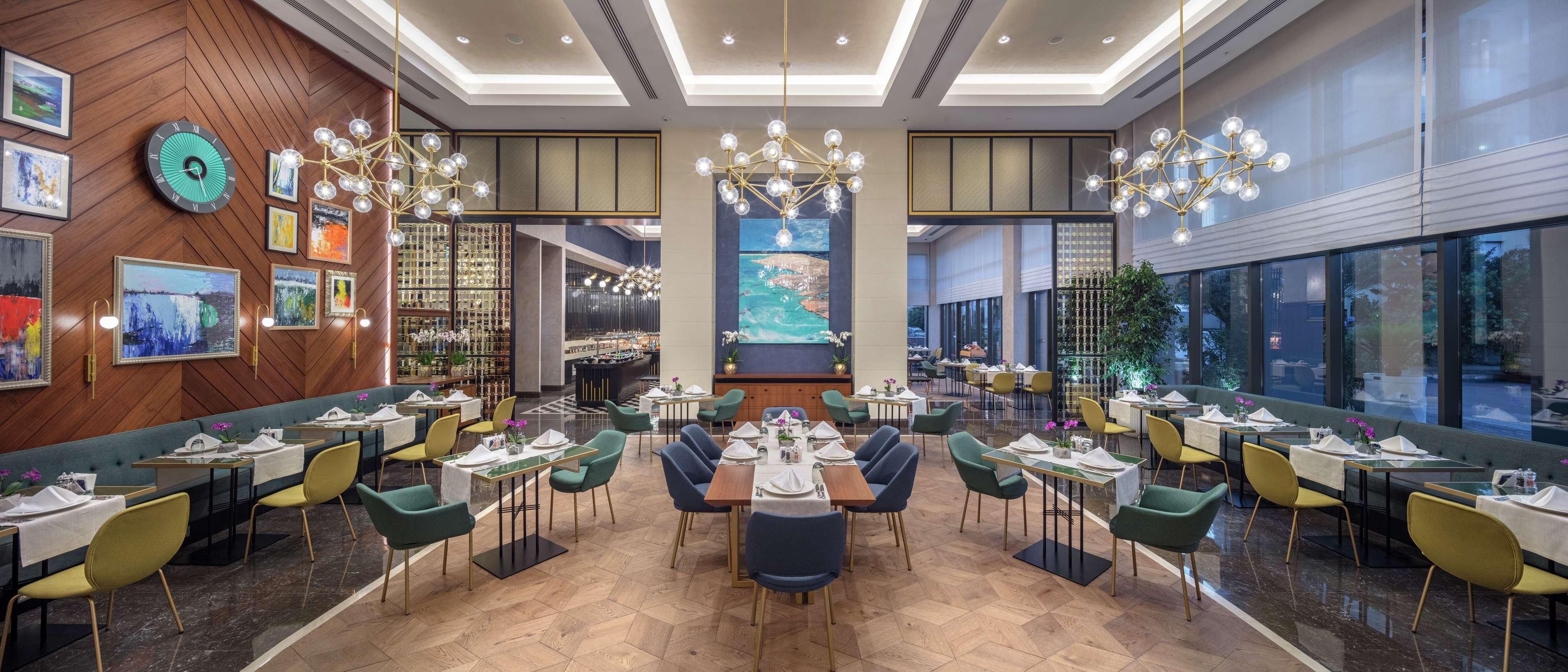 Doubletree By Hilton Antalya City Centre Ngoại thất bức ảnh The restaurant