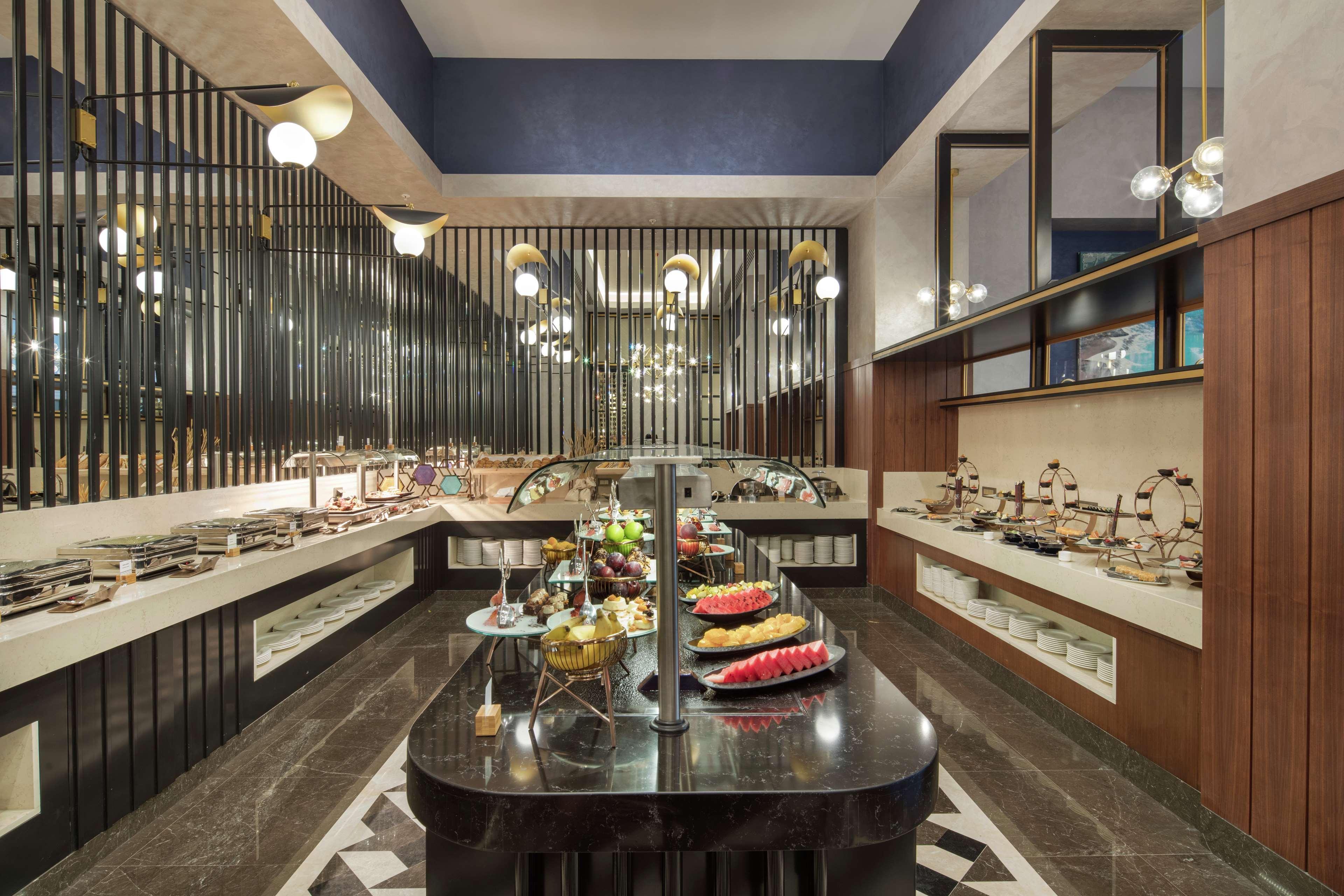 Doubletree By Hilton Antalya City Centre Ngoại thất bức ảnh The lounge at the airport