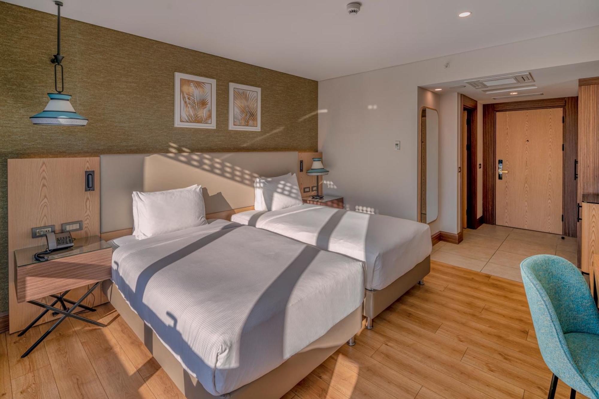Doubletree By Hilton Antalya City Centre Ngoại thất bức ảnh A room at the hotel