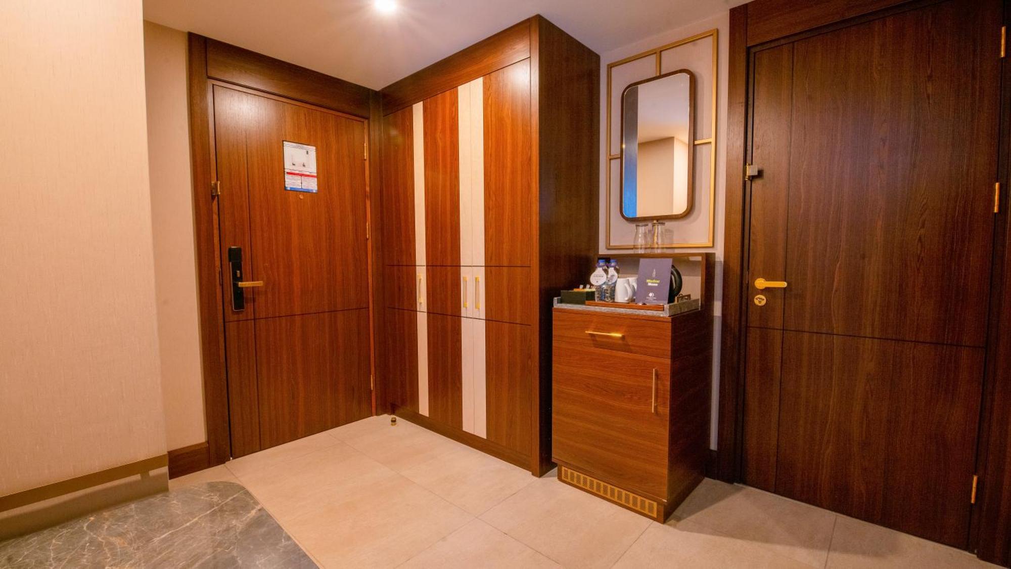 Doubletree By Hilton Antalya City Centre Ngoại thất bức ảnh A guest room at the hotel