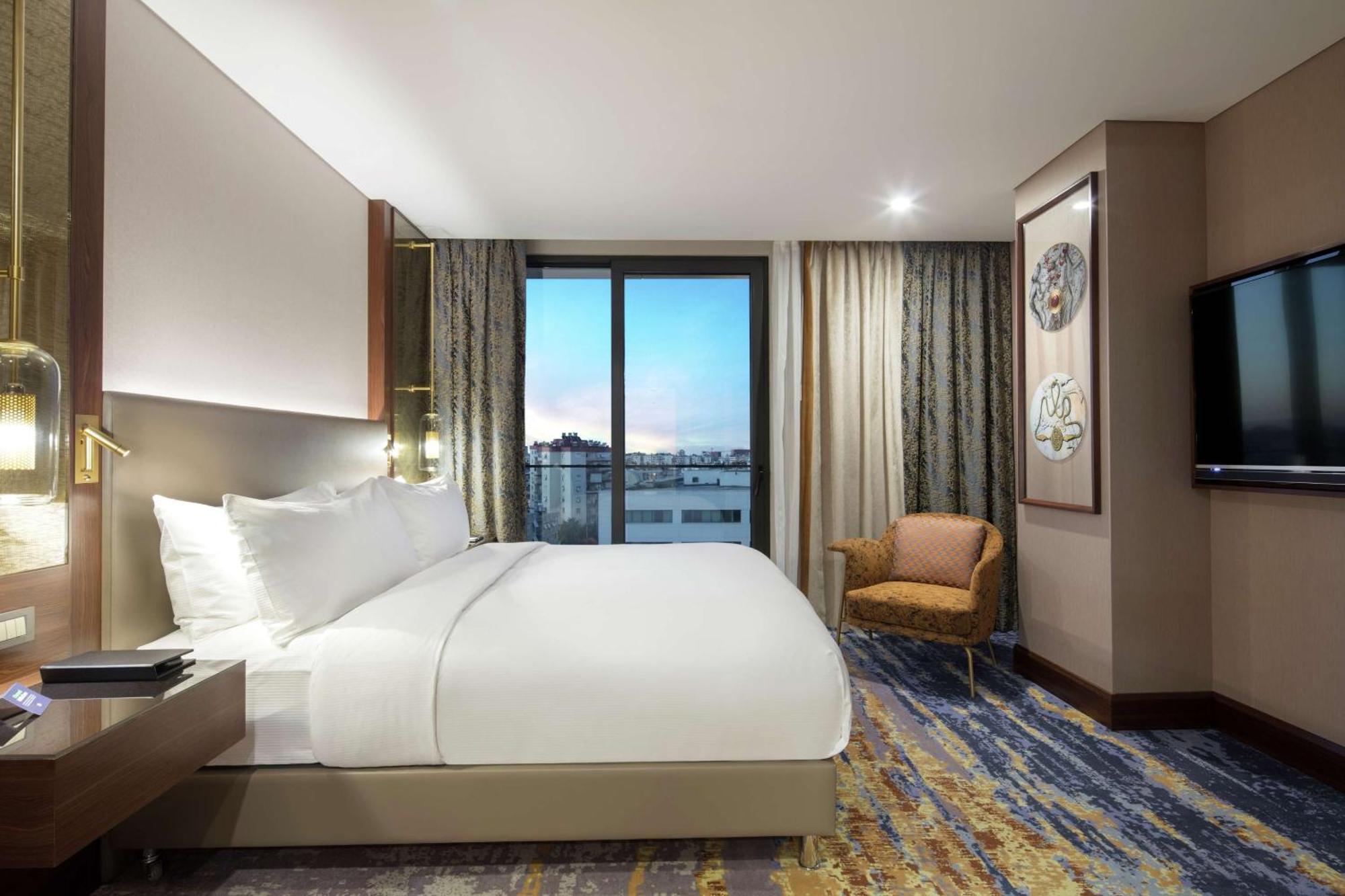 Doubletree By Hilton Antalya City Centre Ngoại thất bức ảnh A guest room at the hotel