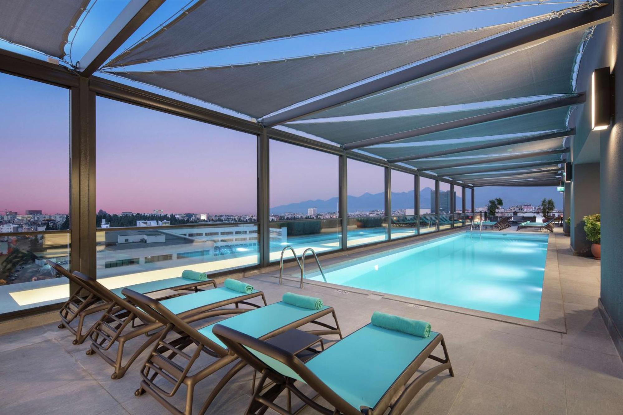 Doubletree By Hilton Antalya City Centre Ngoại thất bức ảnh The pool at the hotel