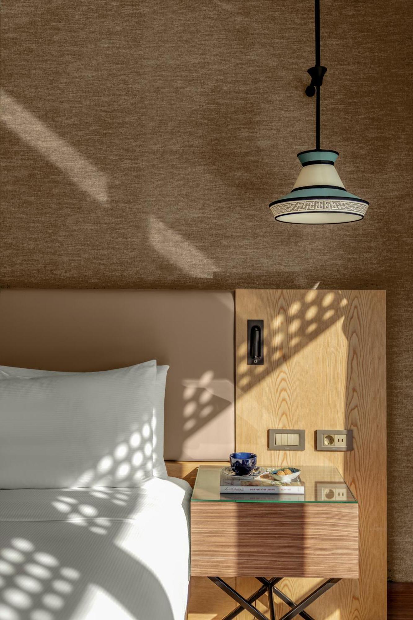 Doubletree By Hilton Antalya City Centre Ngoại thất bức ảnh A ceiling light
